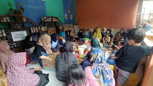 Ibu-ibu sedang bersiap-siap menyantap Superqurban