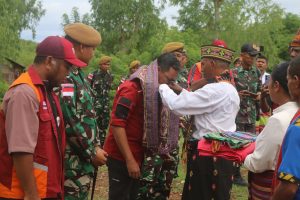 SBN Foundation melakukan kolaborasi dengan Satuan Tugas (Satgas) Pengamanan Perbatasan (Pamtas) RI-RDTL Sektor Barat Yonarhanud 15/DBY untuk berbagi 1.000 sepatu